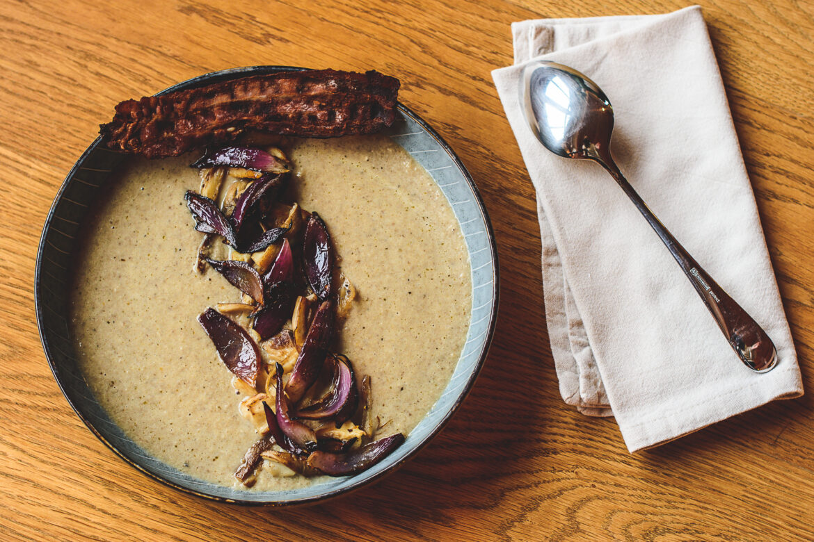 Cremige Pilzsuppe mit Austernpilzen, süßen Zwiebeln und Bacon-Chip