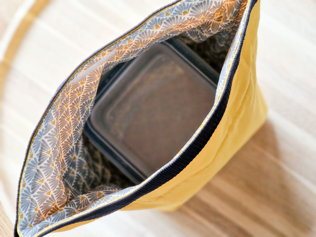 Die Thermo Lunch Bag enthält zwei Essensbehältern im Inneren.