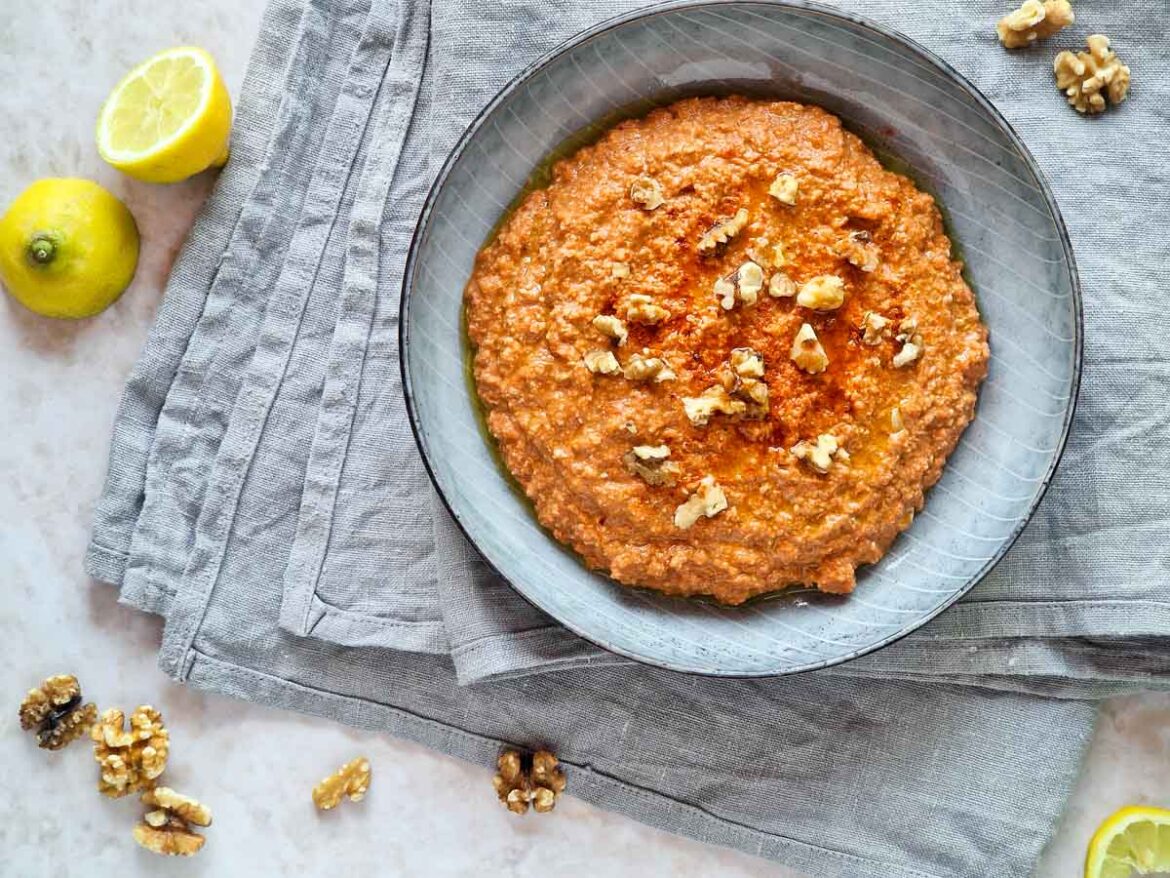 Zum Rezept für Muhammara gehören geröstete Paprika, Walnuss und Granatapfelsirup.